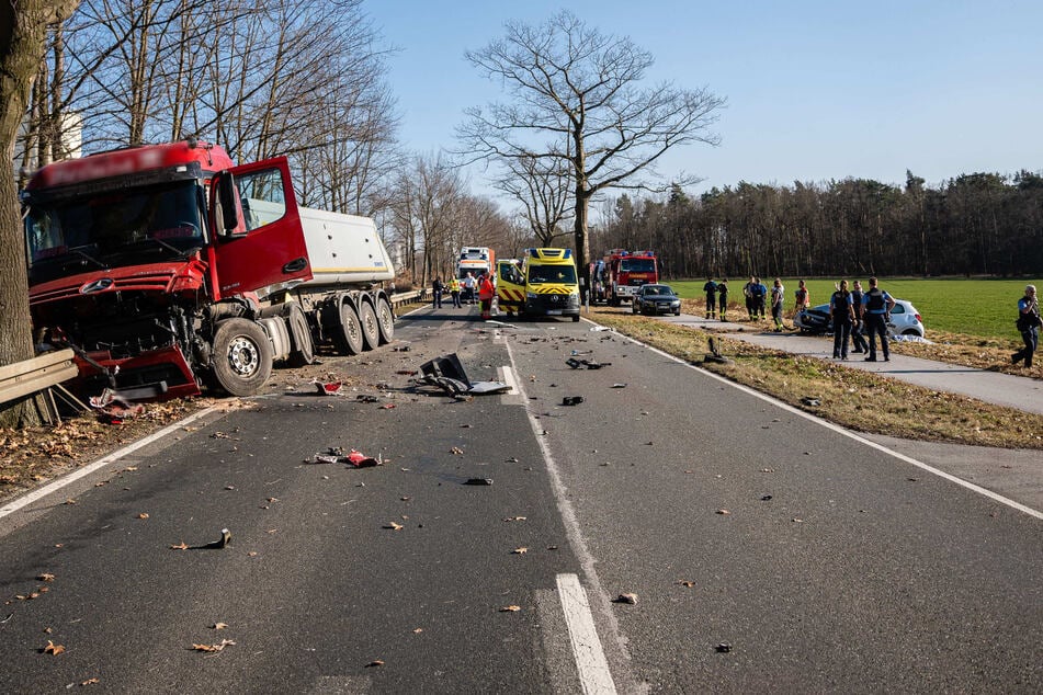 Der Lkw ist in die Leitplanke gekracht, die Straße liegt voller Trümmer.