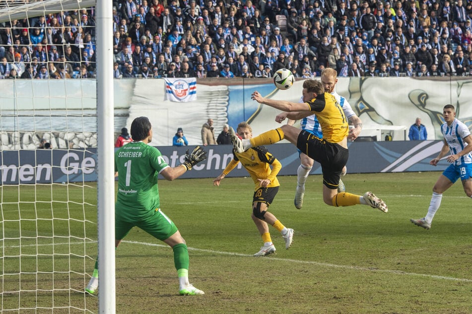 Nils Fröling (verdeckt) erzielt das 1:0 für Hansa Rostock.