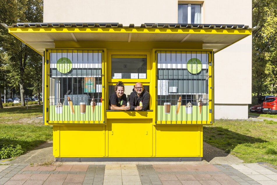 Sandra Krizsò (50) mit Ehemann Barnabàs, genannt Banko (52), im neuen Treffpunkt "Ei(n)s" am WK1 in Hoyerswerda.