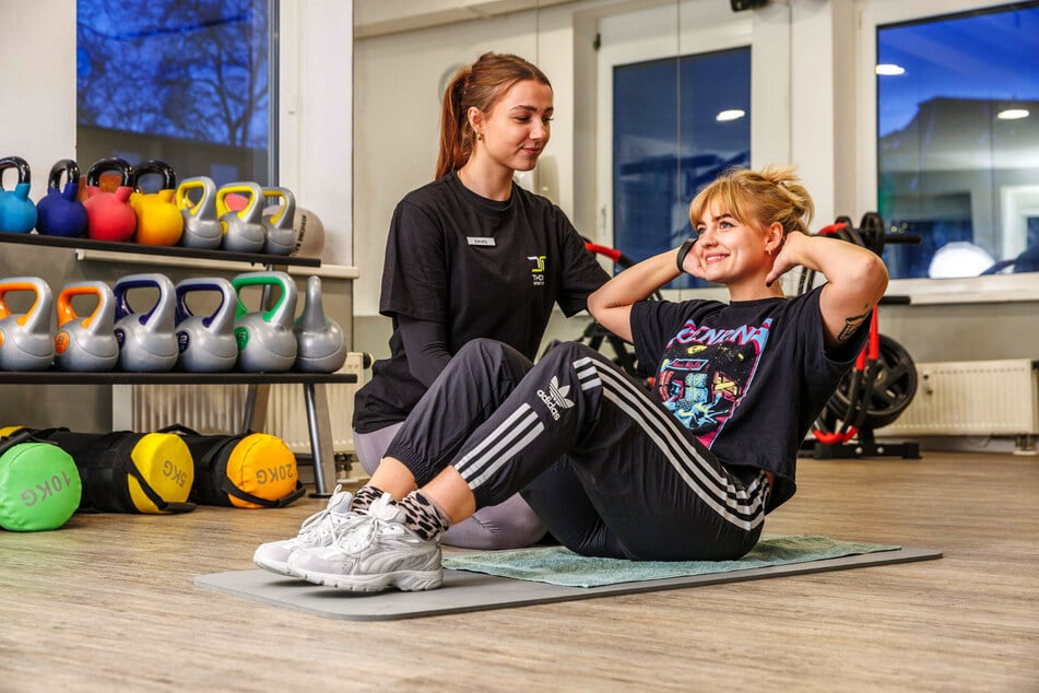 Trainerin Emely unterstützt Verena (29) im Thomas Sport Center in Pieschen beim Training.