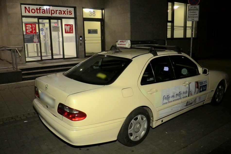In diesem Taxi kam das Opfer in die Notfallpraxis gefahren, wo er dann notoperiert werden musste.