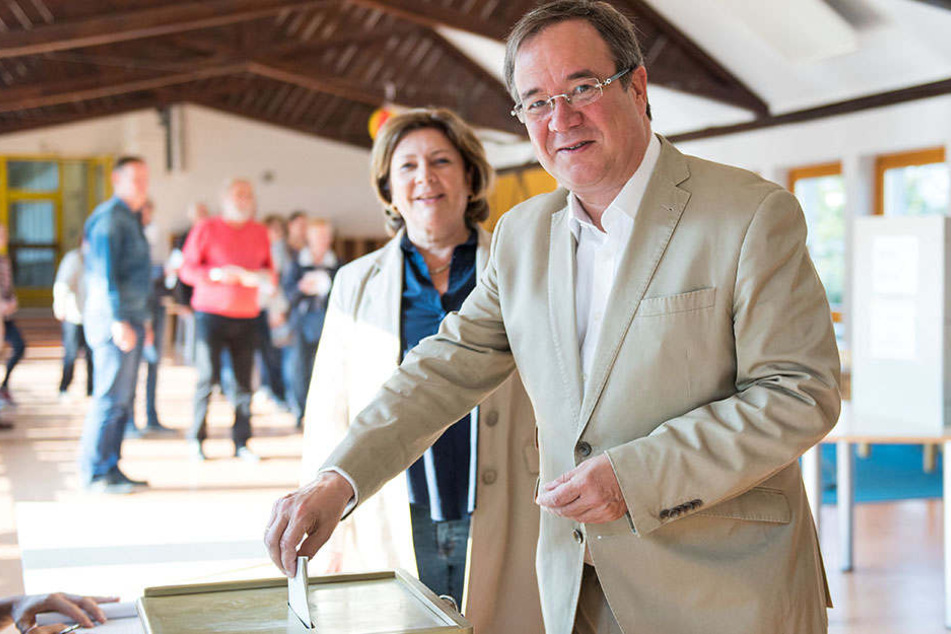 Hier gibt NRW-Ministerpräsident Armin Laschet mit seiner Ehefrau Susanne Laschet seine Stimme ab.
