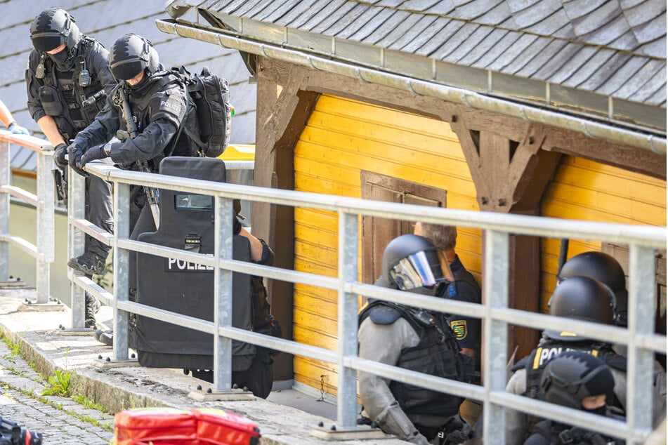 Ein Messer-Vorfall hat am Mittwoch einen großen Polizeieinsatz in Sebnitz ausgelöst.
