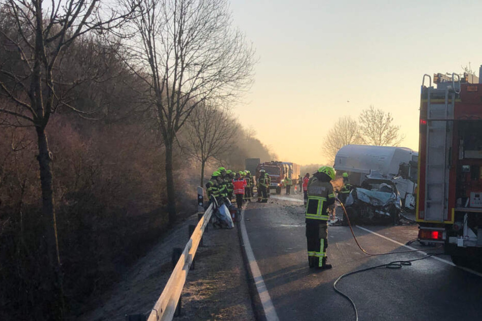 Die Autofahrerin kollidierte frontal mit dem Lastwagen.