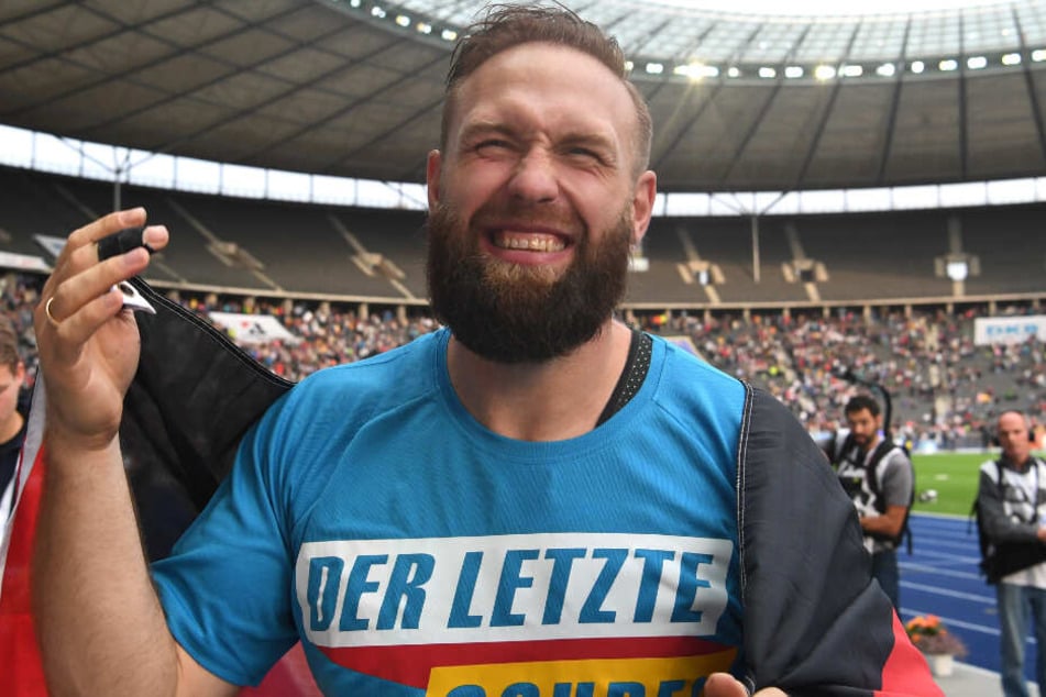 ISTAF (Internationale Stadionfest) im Olympiastadion: Robert Harting jubelt mit Deutschland-Fahne nach dem Diskuswurf der Männer. Es war sein letzter Auftritt.