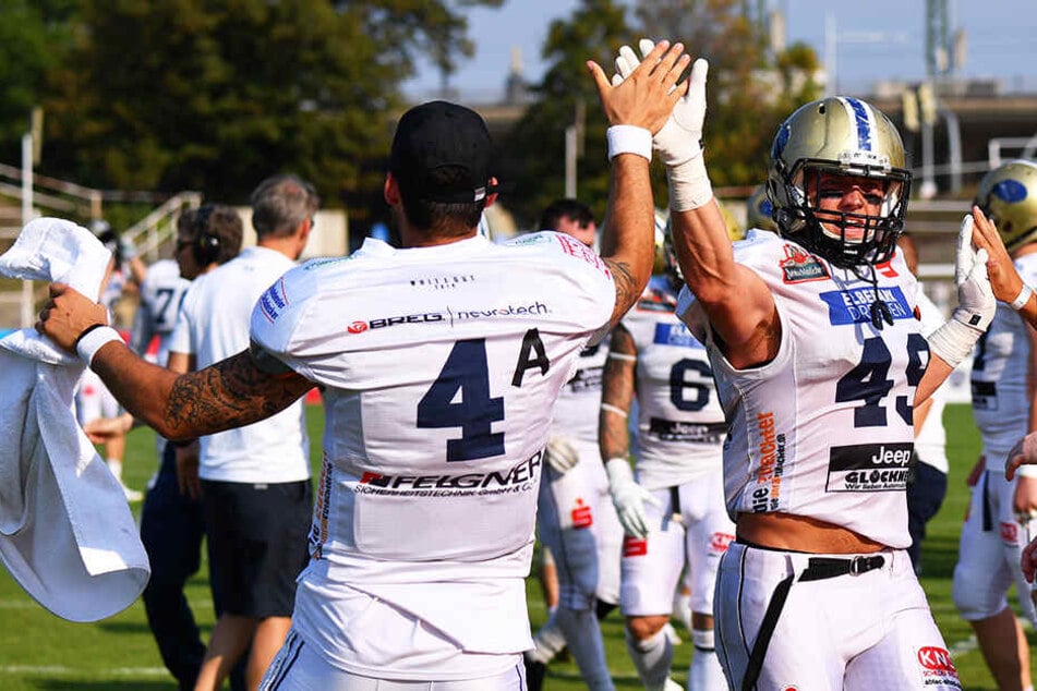 Monarchs-Quarterback Zack Greenlee und A.J. Wentland klatschen sich ab.