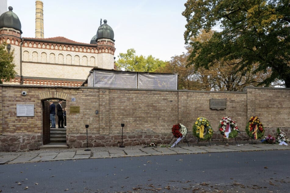 Kränze vor der Synagoge in Halle. Am 9. Oktober steht der nächste Jahrestag des Anschlags bevor.