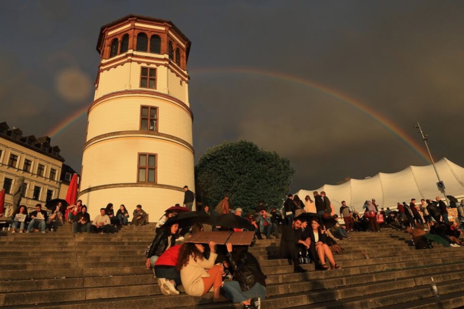 Auch der Schlossturm in Düsseldorf erstrahlt am 11. Oktober in pinkem Licht.