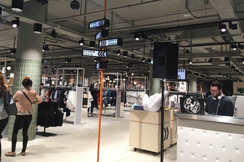 Ein DJ sorgte während der Pre-Eröffnung mit elektronischen Beats für Stimmung beim Shoppen.