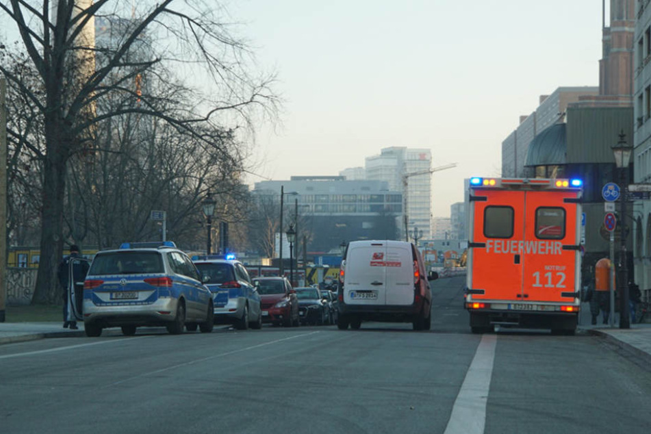 Großaufgebot der Einsatzkräfte am Spreeufer.