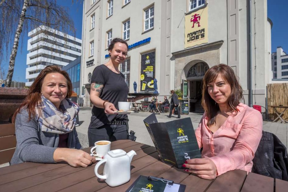 Tina Langer (30) bedient Daniela Lenk (l.) und Carolin Naumann im neuen Freiluftcafé des Mama Joe's am Johannisplatz.
