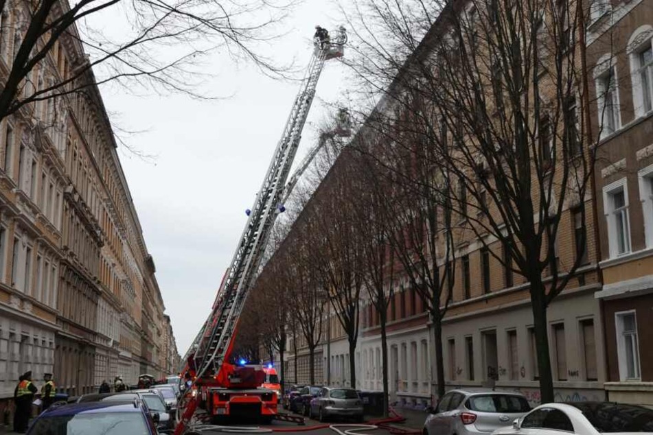 Auf der Mariannenstraße läuft derzeit ein Feuerwehreinsatz.