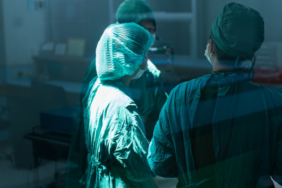 Horror im OP: Ärzte vergessen 60 Zentimeter Draht im Körper von Patientin (†)