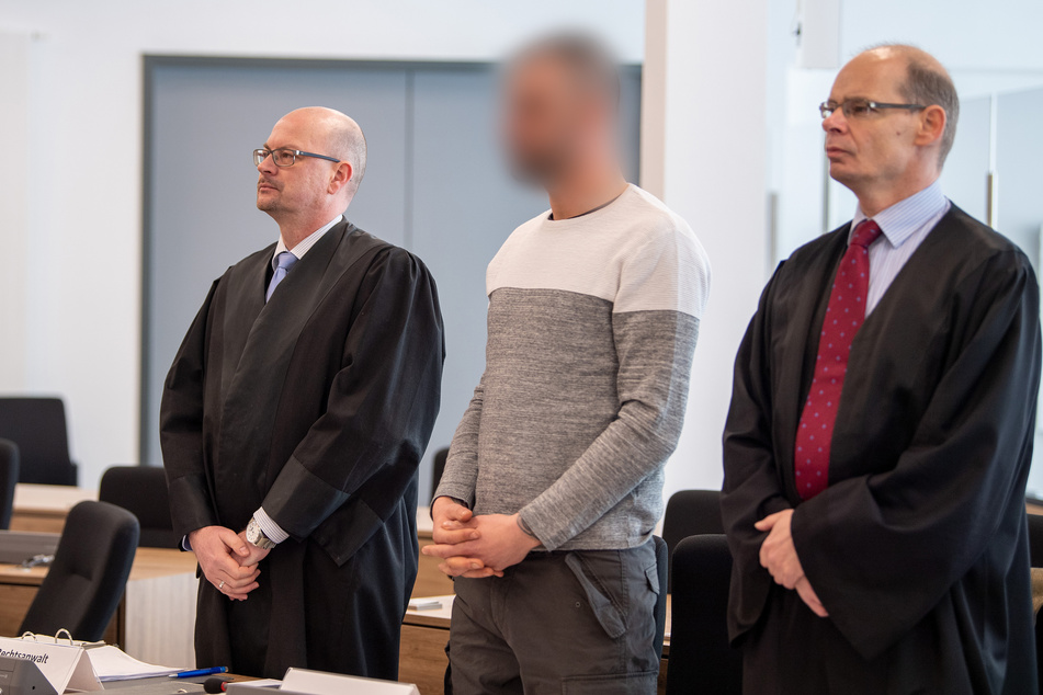 Der wegen Bildung einer terroristischen Vereinigung Angeklagte (M.) stand im November 2019 in Dresden vor Gericht.