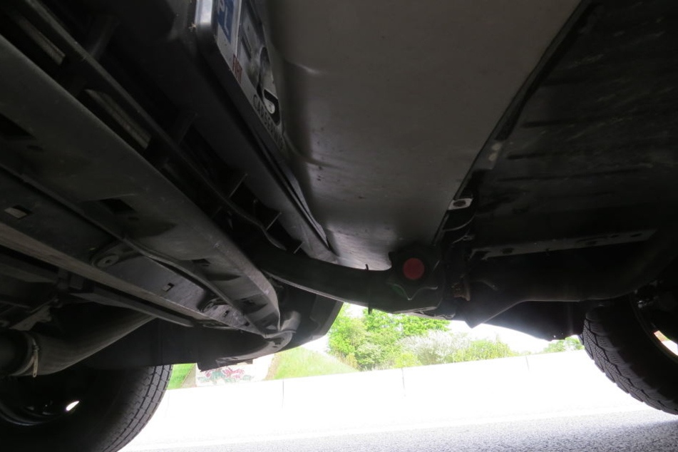 Beim Auffahren verkeilte sich die Anhängerkupplung im Kühler des Kleintransporters