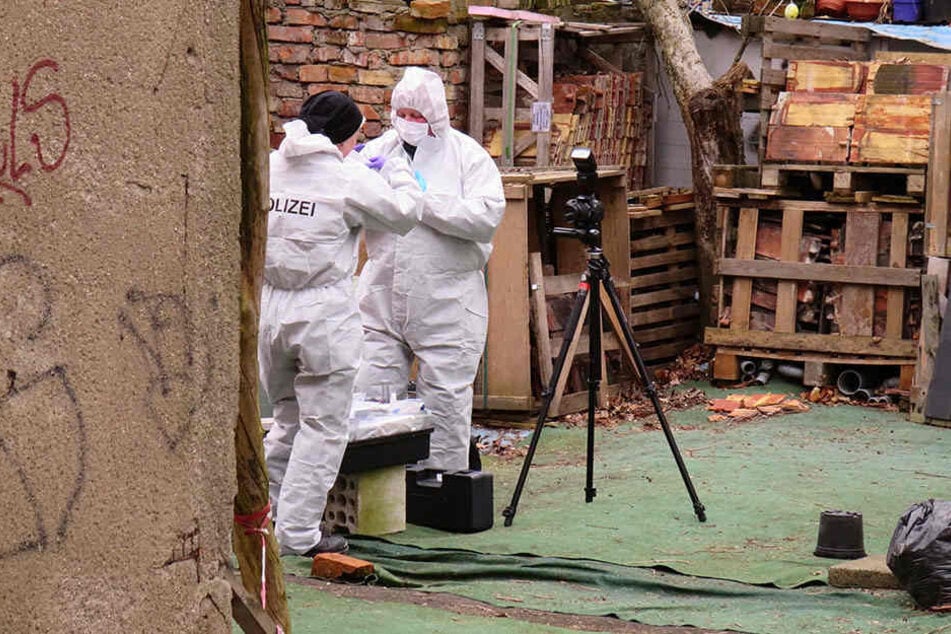 Kriminalisten dokumentieren in einem Abbruchhaus in Lindenau die Lage des dort aufgefundenen Torsos von Mordopfer Anja B. 