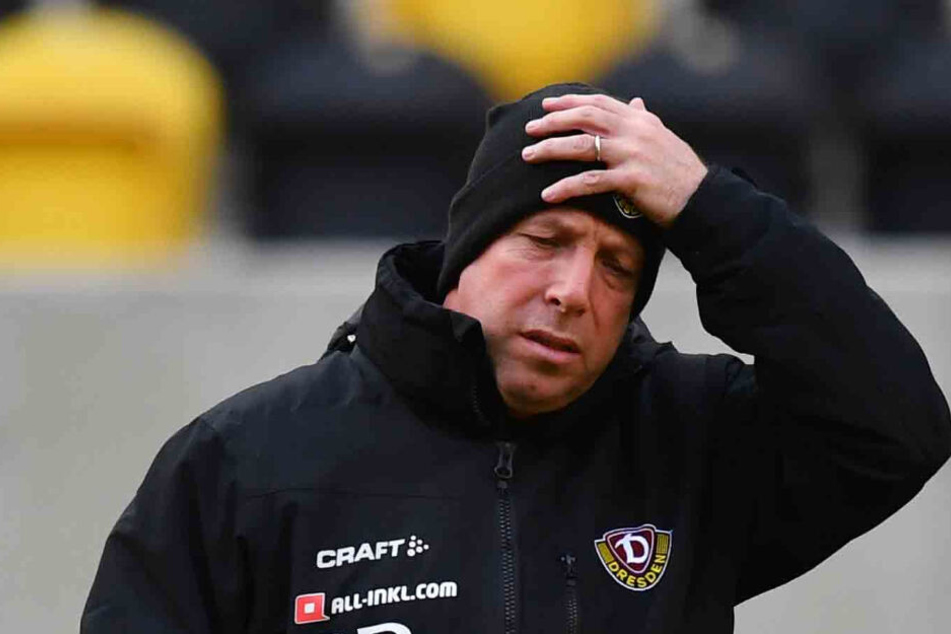 Richtet er sich nur die Mütze oder greift er sich ob der schweren Situation an den Kopf? Dynamo-Coach Markus Kauczinski.