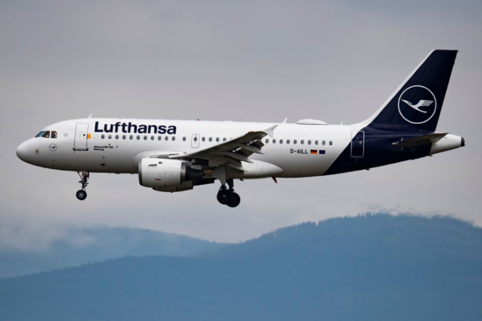 Eine Passagiermaschine der Lufthansa landet auf dem Flughafen in Frankfurt.
