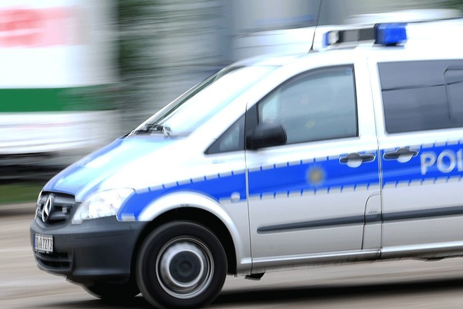 Eines der Mädchen rief sofort die Polizei, die den Mann festnahm. (Symbolbild)