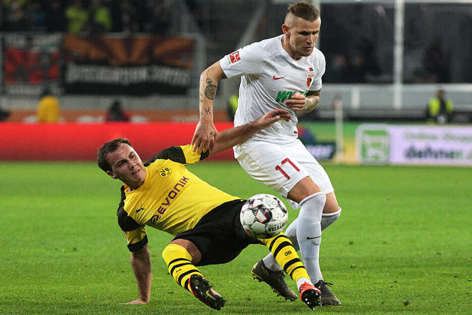 Voller Einsatz: Augsburgs Jonathan Schmid (r.) und Mario Götze von Dortmund kämpfen um den Ball.