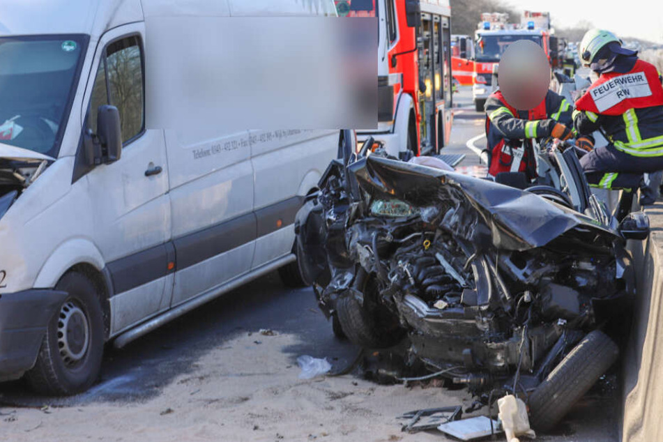 Die Einsatzkräfte der Feuerwehr benötigten 40 Minuten, um den eingeklemmten Fahrer aus seinem Auto zu befreien.
