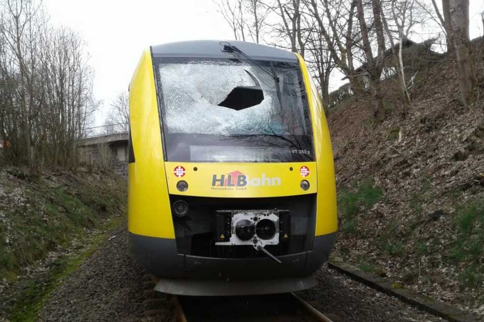 Einer der Gullydeckel durchschlug die Scheibe des Führerhauses.