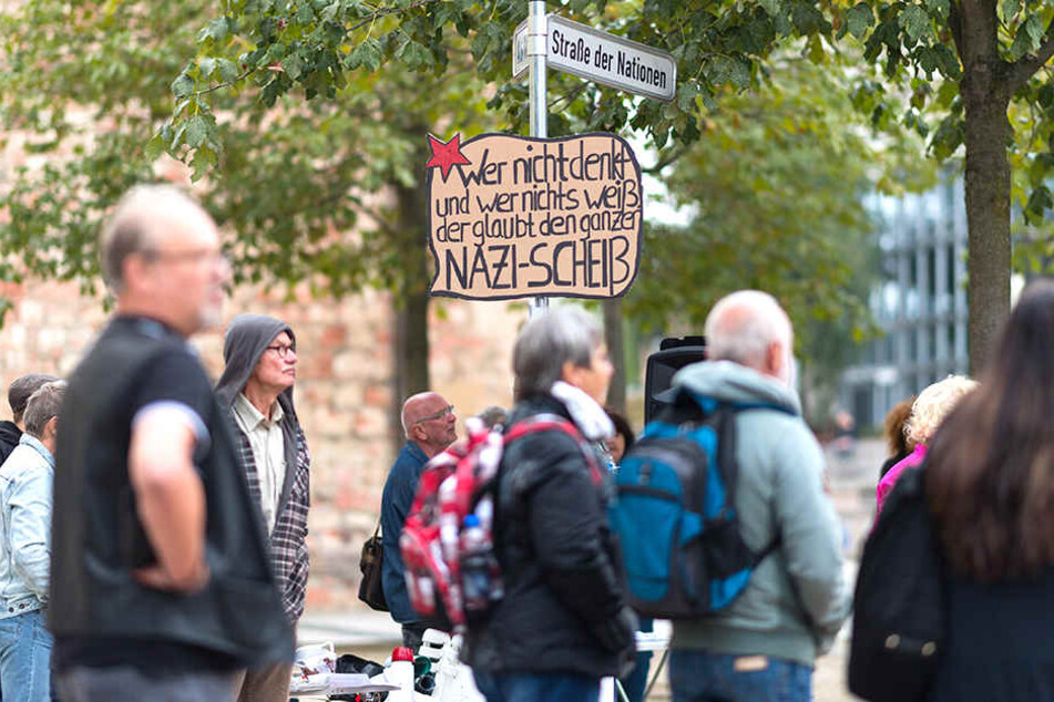 "Wer nicht denkt und wer nichts weiß, der glaubt den ganzen Nazi-Scheiß". Die Botschaft auf einem Schild bei der Friedens-Demo am Vormittag.