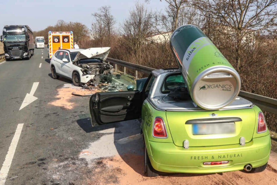 Die beiden Fahrzeuge krachten frontal ineinander.