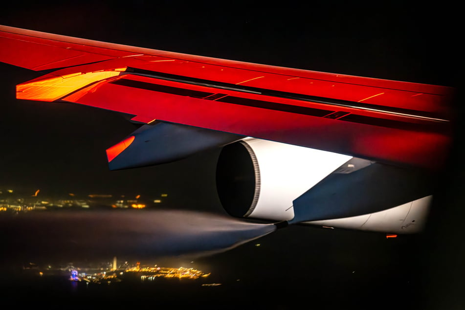 Die Piloten des Regierungs-Airbus A340 mussten zuvor kontrolliert Treibstoff ablassen, die fehlerhaft ausgefahrenen Landeklappen sind durch ein Signallicht rot beleuchtet.