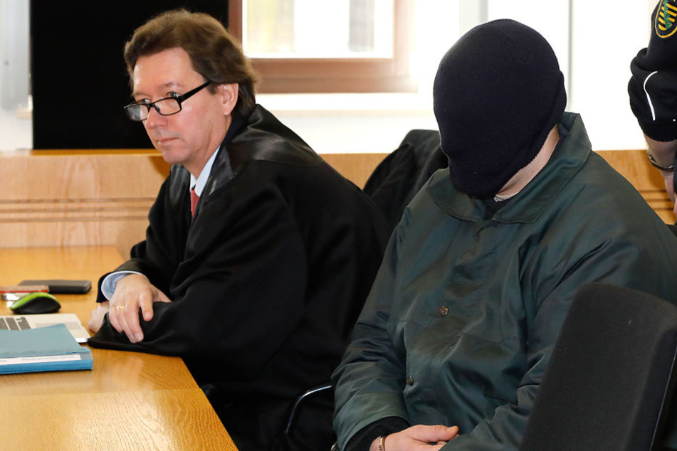 Christoph H. (25) will nicht erkannt werden - der mutmaßliche Killer zog sich am Montag seine Mütze tief ins Gesicht.