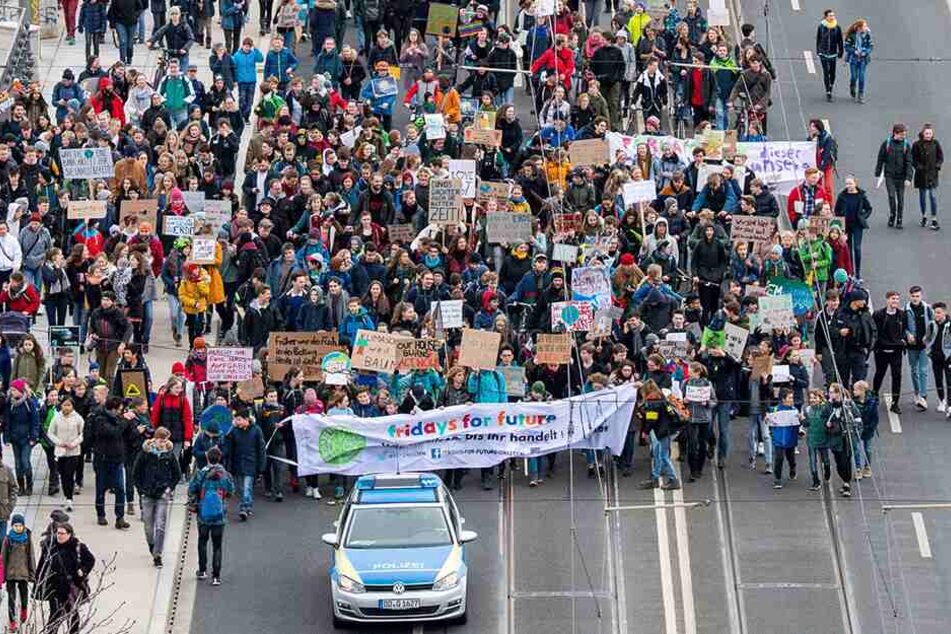 Die Schüler auf der Albertbrücke: Mehrere Tausend Teilnehmer beteiligten sich an Demonstration "Fridays for Future" Freitag in Dresden.