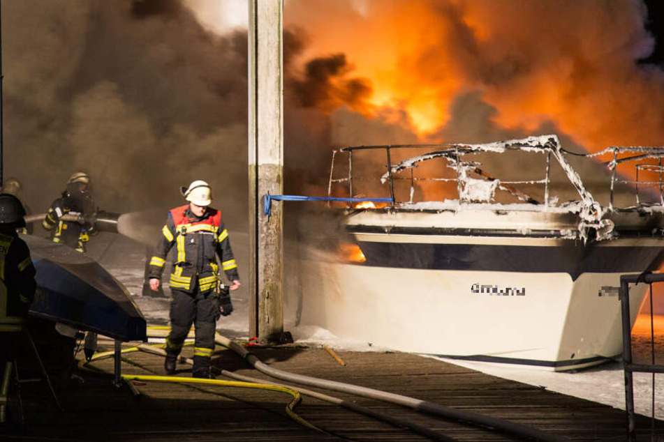 Die Flammen schlugen hoch, dichter Rauch stieg über der Yacht auf.
