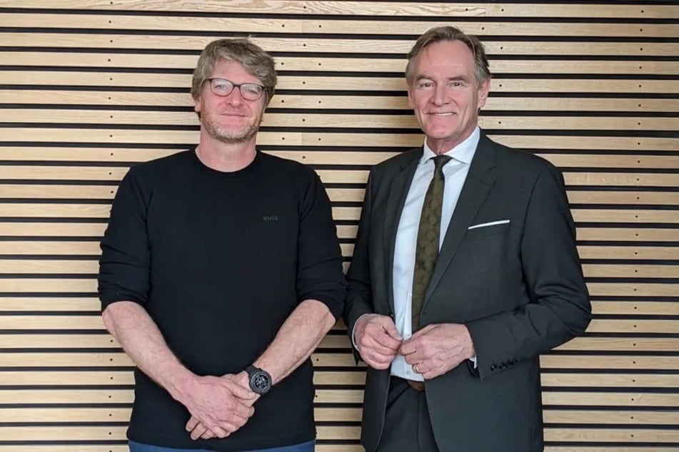 Dr. Robert Stöhr (l.) ist seit 2025 Chefarzt der Notaufnahme am St. Georg. In der neuen Podcastfolge spricht er mit dem Oberbürgermeister Burkhard Jung (68, SPD, r.)