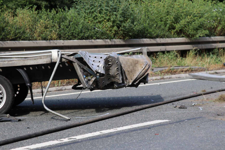 Der Mercedes-Fahrer rammte das Heck des Autotransporters.