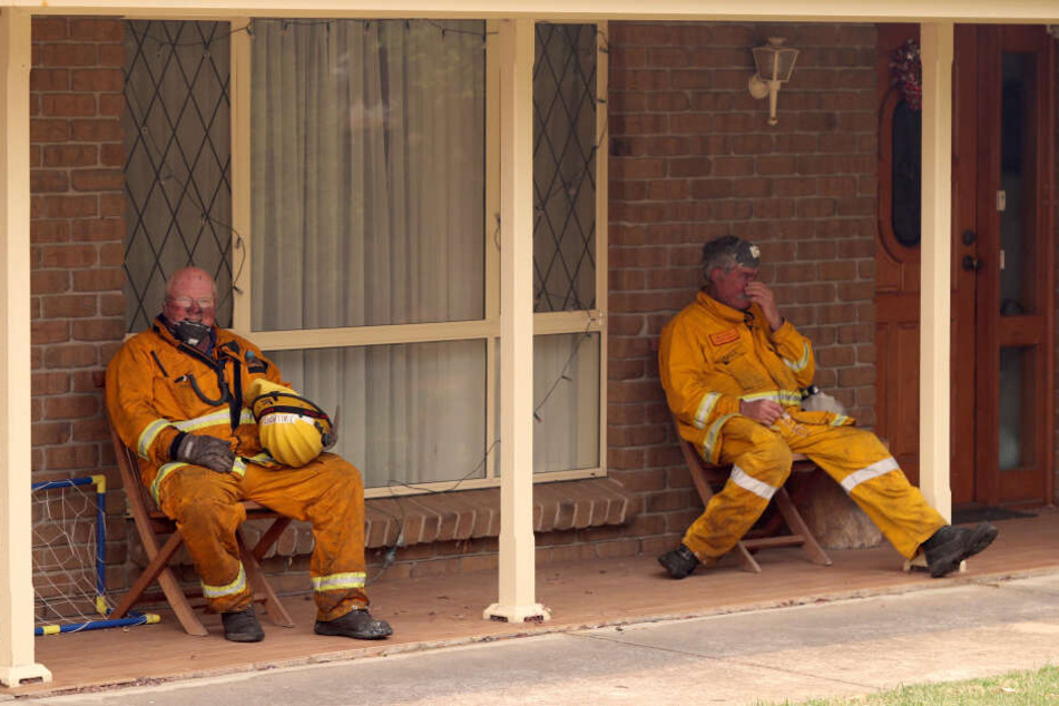 Feuerwehrleute ruhen sich während ihres Einsatzes aus. Erneut sterben infolge der verheerenden Buschbrände in Australien Menschen.