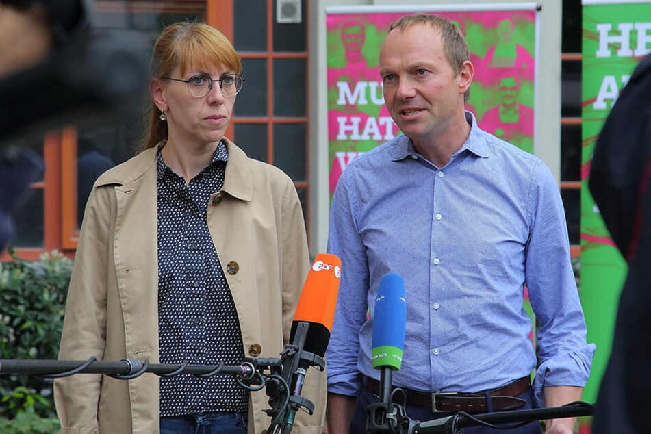 Auch die Grünen-Spitzenkandidaten Katja Meier und Wolfram Günther gaben Samstag vor TV-Kameras Statements ab.