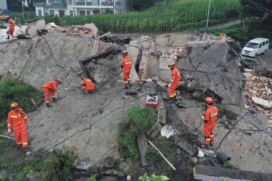 Bei dem Erdbeben wurden mindestens 12 Menschen getötet, 130 verletzt.