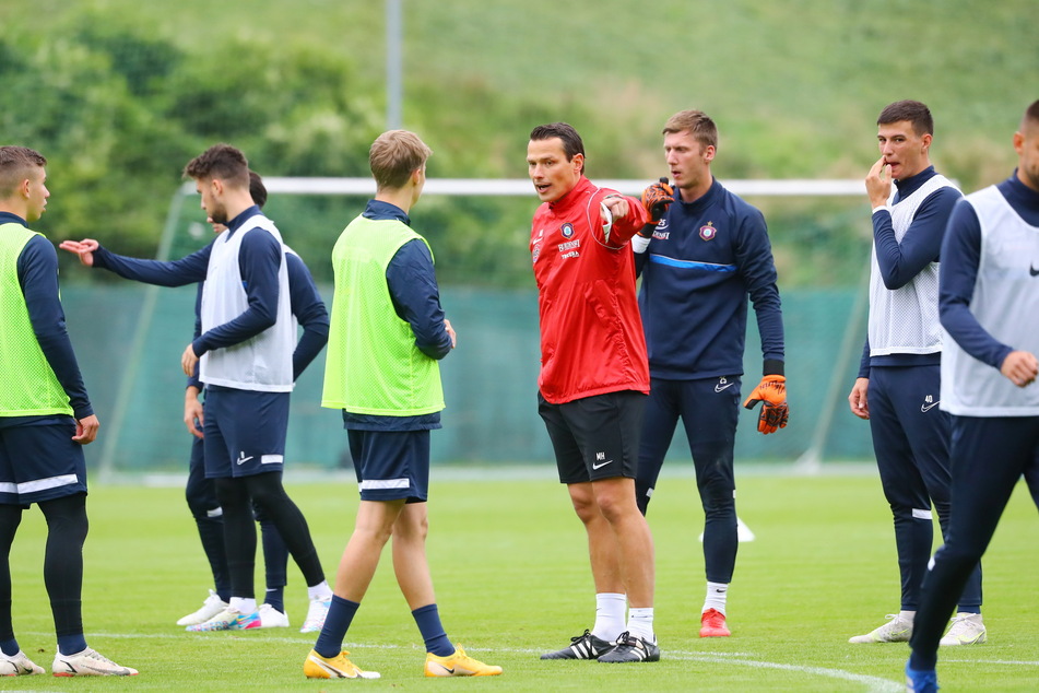 Marc Hensel (35, m.) leitete nach der Beurlaubung von Aleksey Shpilevski (33) in dieser Woche das Training.
