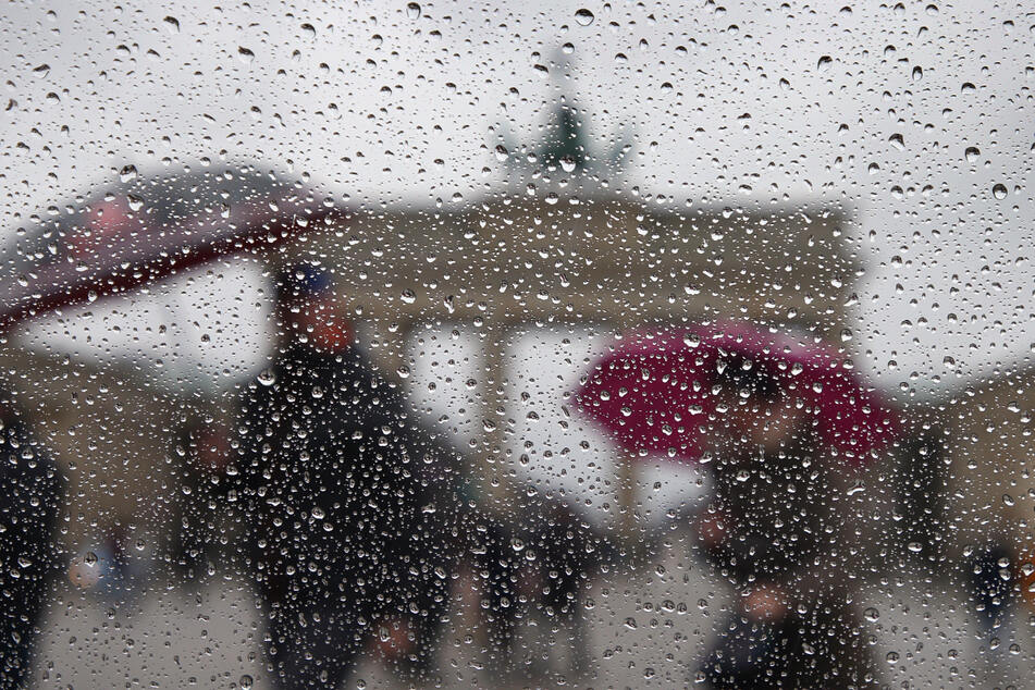 Already Wednesday, one day before the storm, Berliners are struggling with bad weather.