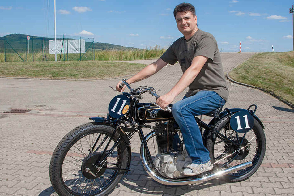 Frank Hille (49) und sein ganzer Stolz: Er baute über 15 Jahre hinweg die FN Sport komplett neu zusammen.