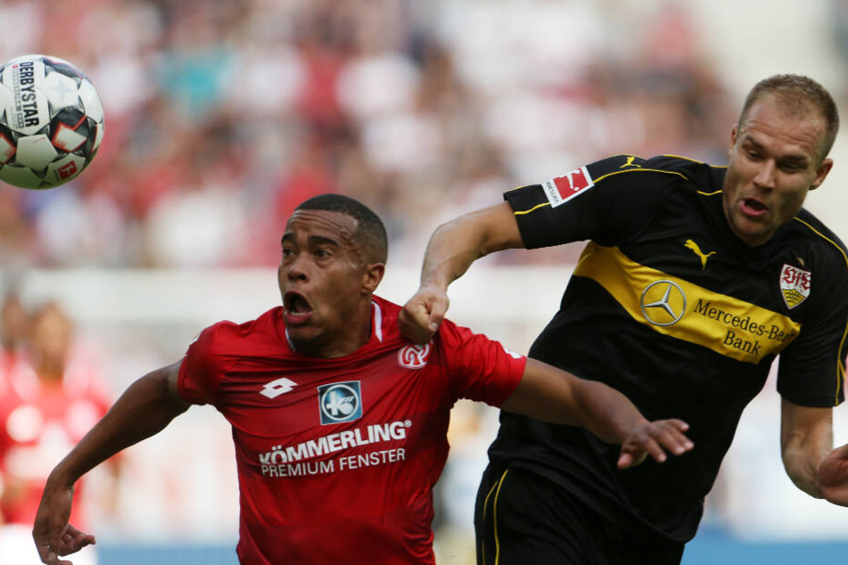 Rückrunde Saison 2018/19: Der Mainzer Robin Quaison (l.) und der Stuttgarter Holger Badstuber kämpfen um den Ball.