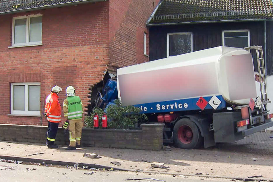 Der Tanklaster krachte nach dem Unfall in ein Wohnhaus.