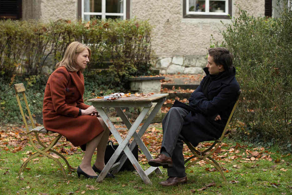 Viktor (r., Tom Schilling) ist noch immer von Selbstzweifeln geplagt, für die seine Mutter Lara Jenkins (Corinna Harfouch) verantwortlich ist.