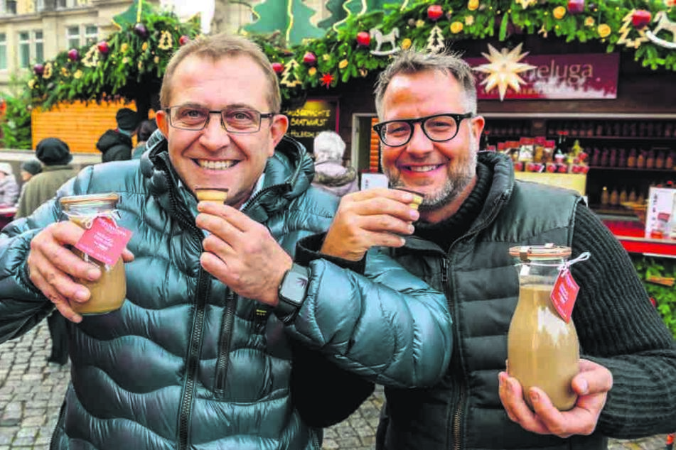 Nudossi-Chef Thomas Hartmann (48, l.) und Sternekoch Stefan Hermann (47) genießen einen Nougat-Eierlikör im Waffelbecher.