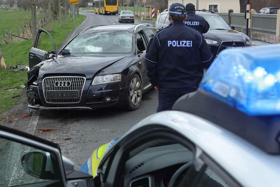 Nach dem Aufprall kippte der Audi auf die Fahrerseite und wurde nach der Bergung des Fahrers wieder auf seine vier Räder gestellt.