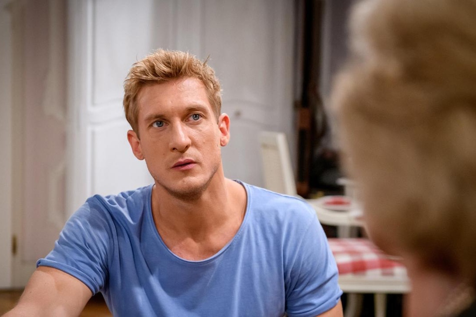 Vincent (Martin Walde, 36) erfährt, warum Wilma so um Ana besorgt ist.