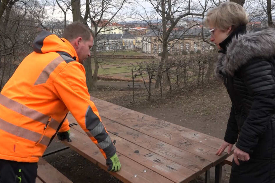Hausmeister Thomas Nitzbon und Kita-Leiterin Birgit Warstat an einem vollkommen beschmierten Tisch.