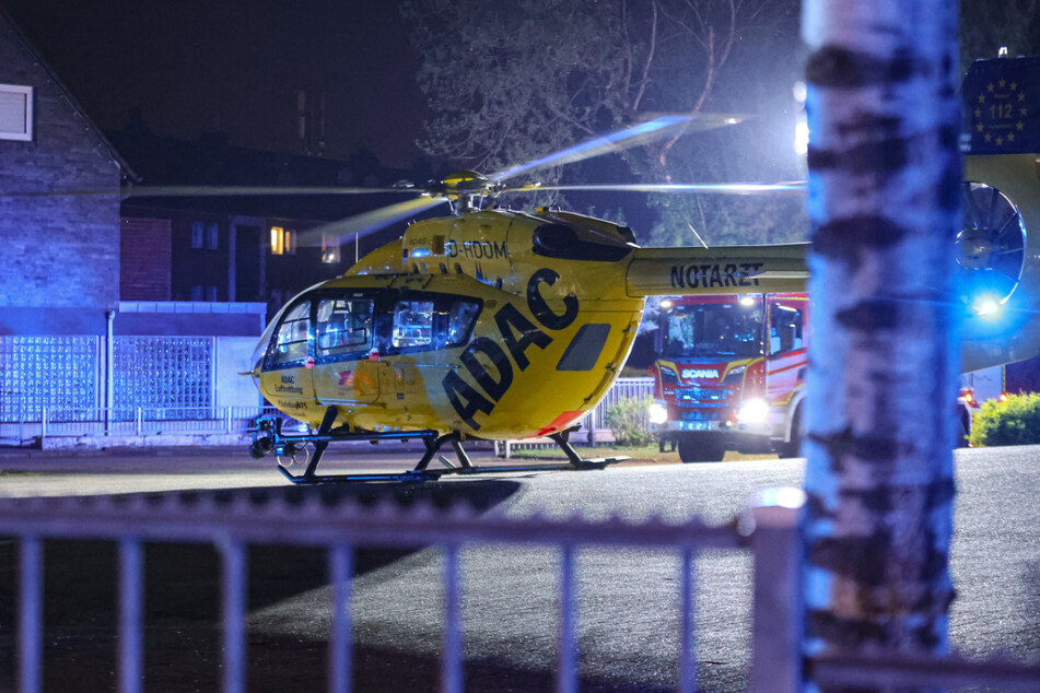 Der schwer verletzte Biker (64) musste per Rettungshubschrauber in ein Krankenhaus geflogen werden.