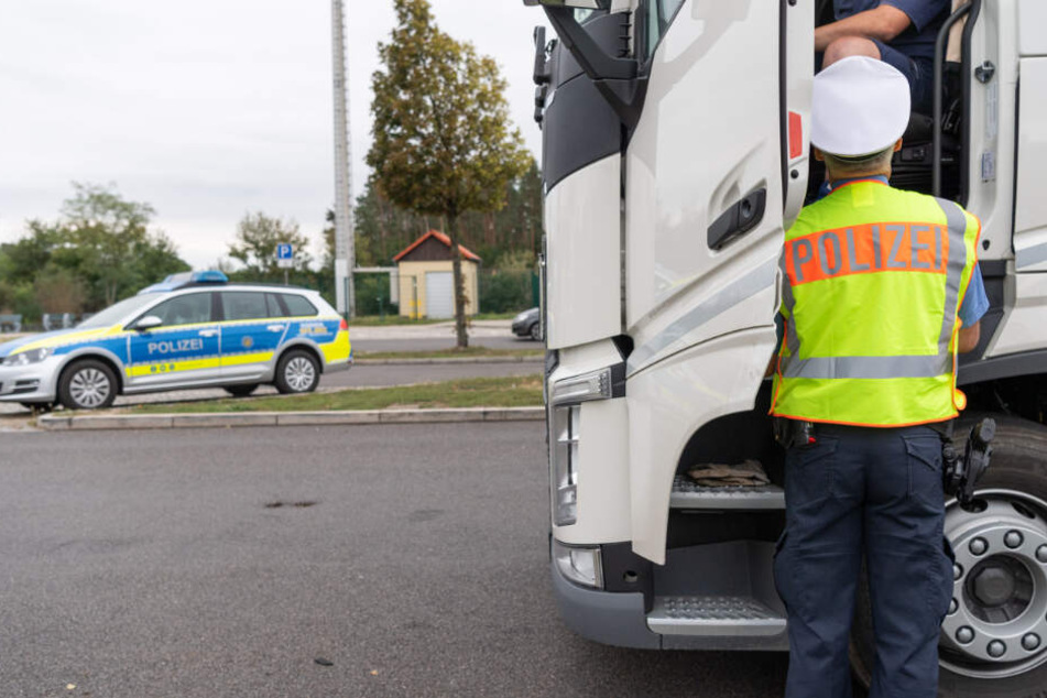 Ein anderer Lkw-Fahrer hatte die Lenkzeiten erheblich überschritten. (Symbolbild)