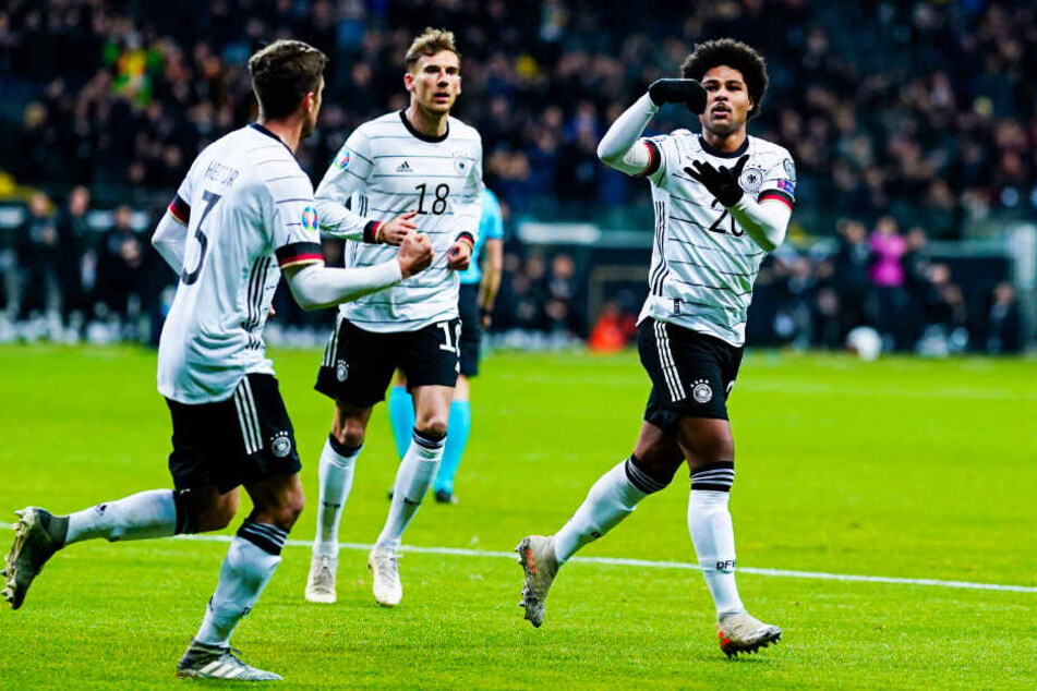 Zeit zum Umrühren: Serge Gnabry (r.) war mit drei Toren und einer überragenden Leistung Deutschlands Mann des Spiels.